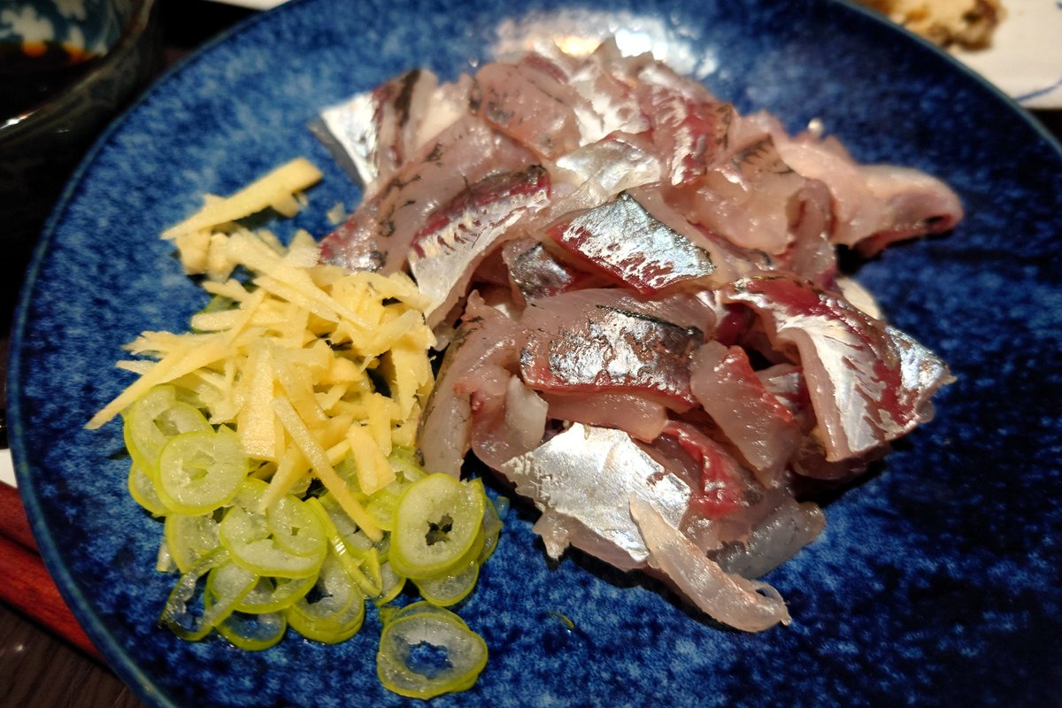 昨晩釣れたアジを刺身で。
小さくても美味いです！