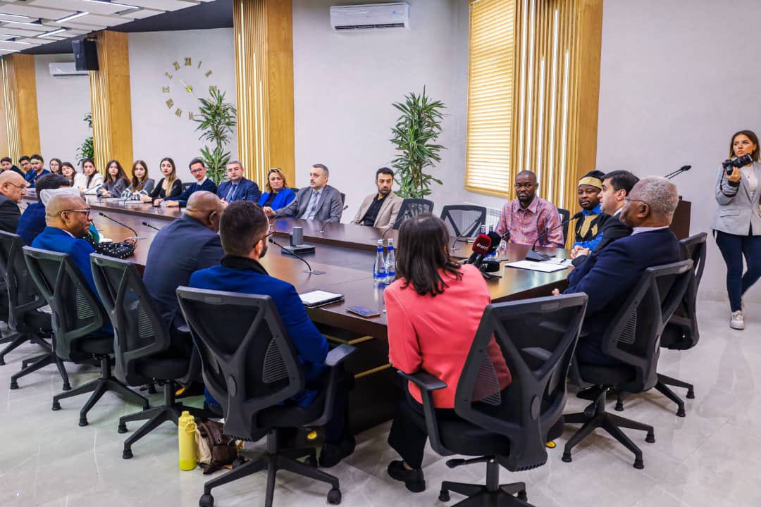 VoiceOfCongo's tweet photo. 🇦🇿 Université d’État de Bakou : M. Dieudonné Kibwe Kipele appelle à une réévaluation de l’héritage colonial belge au Congo

Bakou (Azerbaïdjan), 30 octobre 2025 – En marge de la grande rencontre du Groupe d’Initiative de Bakou sur la décolonisation, M. Dieudonné Kibwe Kipele, journaliste, conférencier et chercheur indépendant basé en Belgique, a animé ensemble avec la delegation venue pour la cause à  une conférence magistrale à l’Université d’État de Bakou autour du thème :
👉 « La réévaluation de l’héritage colonial belge».

Dans une intervention riche en analyses historiques et économiques, M. Kibwe Kipele a mis en lumière un pan souvent méconnu de l’histoire congolaise : la dimension financière du colonialisme belge.
Il a expliqué que la création de l’État Indépendant du Congo (EIC) par le roi Léopold II reposait sur une dette colossale estimée à 25 milliards de dollars américains, contractée auprès de banquiers et d’industriels européens.
Cette dette devait financer la mise en place de l’administration, des infrastructures, de l’armée et des services publics du nouvel État, à la fin du XIXᵉ siècle.

L’incapacité de Léopold II à rembourser cette dette à partir de l’exploitation de l’ivoire et du caoutchouc conduisit à une politique d’exploitation humaine d’une extrême brutalité, marquée par des crimes et des atrocités sur les populations congolaises.
Sous la pression de ses créanciers, le souverain belge perdit le contrôle de son domaine africain : en 1908, l’EIC fut confisqué et transféré à la Belgique, qui en assura la gestion au nom d’un consortium international de bailleurs de fonds, plutôt qu’en tant que propriétaire réel.

« La colonisation du Congo fut avant tout une entreprise de remboursement de dettes. La Belgique n’en fut que le gérant, et non le propriétaire », a rappelé M. Kibwe Kipele.

Selon lui, l’indépendance du 30 juin 1960 n’a pas véritablement restitué au peuple congolais sa souveraineté économique et politique, car les fondements juridiques et financiers de cette dépossession n’ont jamais été réglés.

« Le Congo attend toujours sa véritable décolonisation », a-t-il conclu, invitant le Groupe d’Initiative de Bakou à contribuer à cette mission de justice historique et de réhabilitation de la mémoire collective.

Cette intervention a été saluée par les universitaires et les observateurs internationaux comme une analyse courageuse et originale, redonnant sens au débat sur la mémoire coloniale et la souveraineté africaine.