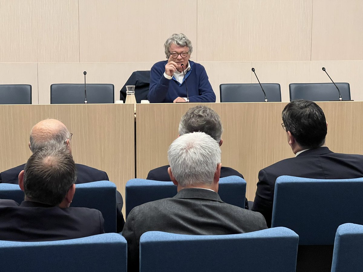 Plaisir de retrouver <a href="/JLBorloo/">Jean-Louis BORLOO</a> au #Senat. À nous de réenchanter le modèle français, de bousculer un pays engoncé, embourbé par ses normes et strates.  L’heure est à l’élan collectif pour ouvrir un nouveau chapitre : celui du pragmatisme, de l'agilité et de l'ambition.