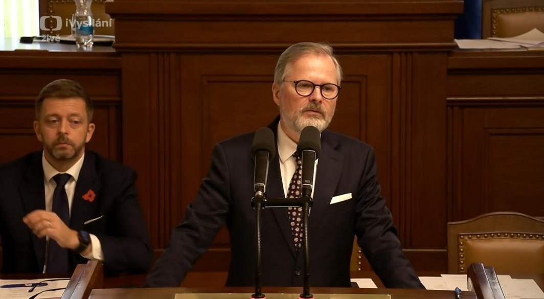 Předseda <a href="/P_Fiala/">Petr Fiala</a> hovoří velmi dobře.

Je věčná škoda, že ho nahradí primitivní majitel zločinného cirkusu a schůze Sněmovny bude řídit xenofob a rasista se vzděláním popeláře. 

Díky za tenhle projev, pane předsedo.