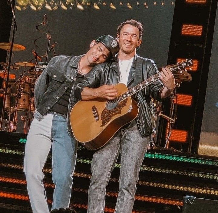 updatesjoejbr's tweet photo. feliz aniversário, @kevinjonas ❤️
te amamos! https://t.co/sDHhcL9PeG