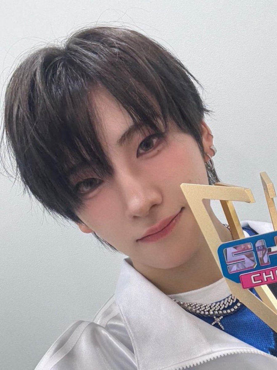 남자애 턱을 왜 핑크색으로 칠했는지 물었다