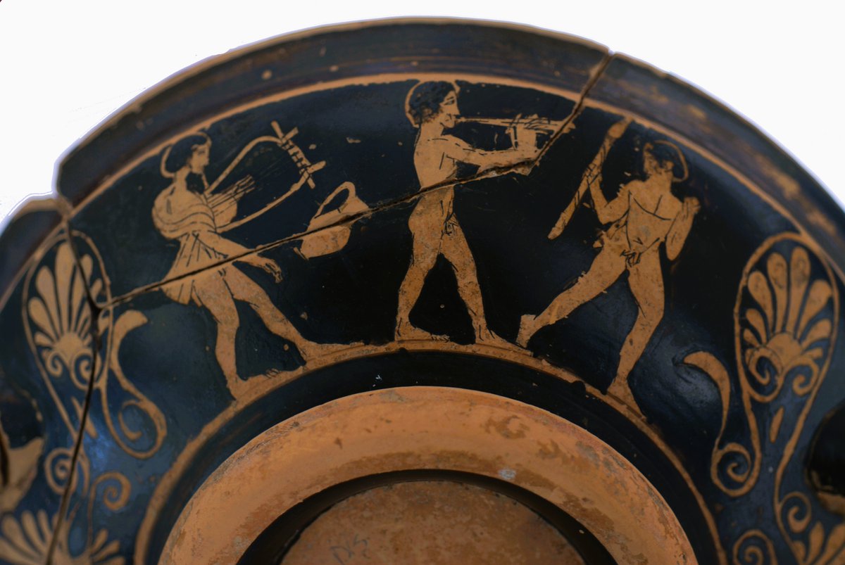 "A divina tenzone, tu mortale, con Febo un dì venisti e quelle canne che al pari di cetra sonavano dolci non un serti ti diedero, ma morte"
 Alceo di Messene, Marsia
Lyra e l'aulòs, gli strumenti del simposio #TraApollineoEDionisiaco
<a href="/SalaLettura/">©️ Il Caffè Letterario</a>
📷Eboli, kylix attica, V sec.a.C.