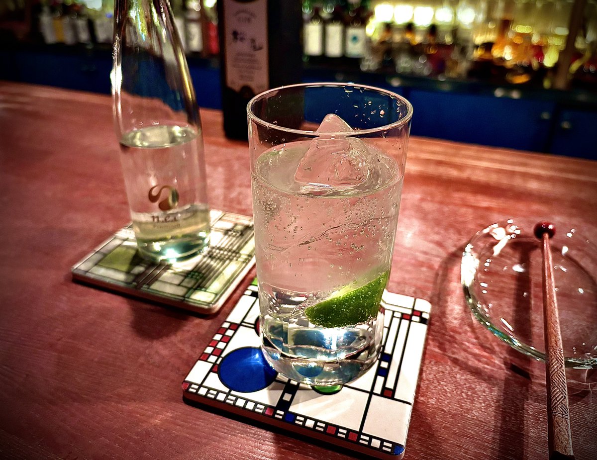 NEWCLAS03014675's tweet photo. 色々あって常備しているアイテムが入って来ないので、帝国の別添えスタイルのジントニックも提供しております！
【n.e.o】日本産トニックウォーターでシークワーサー使用のどこか懐かしいラムネの様なテイストです。ノスタルジックな味わいも良いもんですね🍸 https://t.co/XPaLS3ICxf