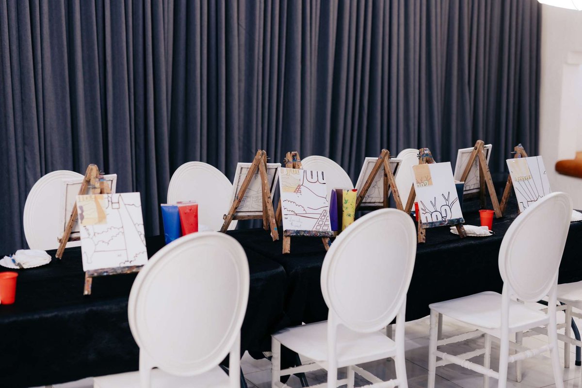 CynthiaNomso02's tweet image. You guyysss 🥹🥹
I just saw the cutest proposal!! 

The guy invited the girl and their friends to a sip and paint session and when they were done, he put together all the canvases together and it spelt out “Will you marry me” and a picture of a couple on a picnic. 🥹❤️