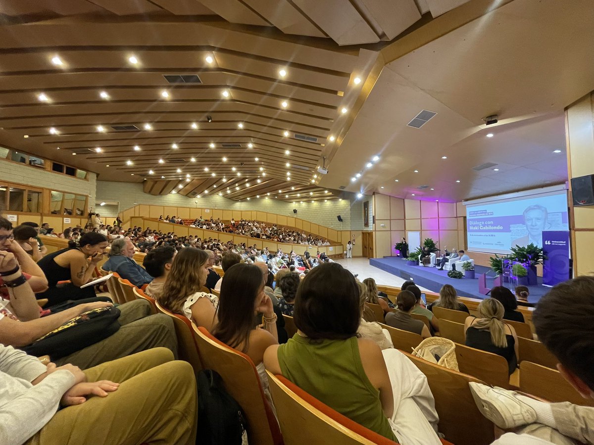 sersiverio's tweet image. En tiempos de reacción en los que pseudoperiodistas de extrema derecha siembran el odio en las universidades, es un orgullo escuchar en la @ULL voces autorizadas como la del gran Iñaki Gabilondo hablando de la conquista de la libertad en España tras la muerte del dictador.