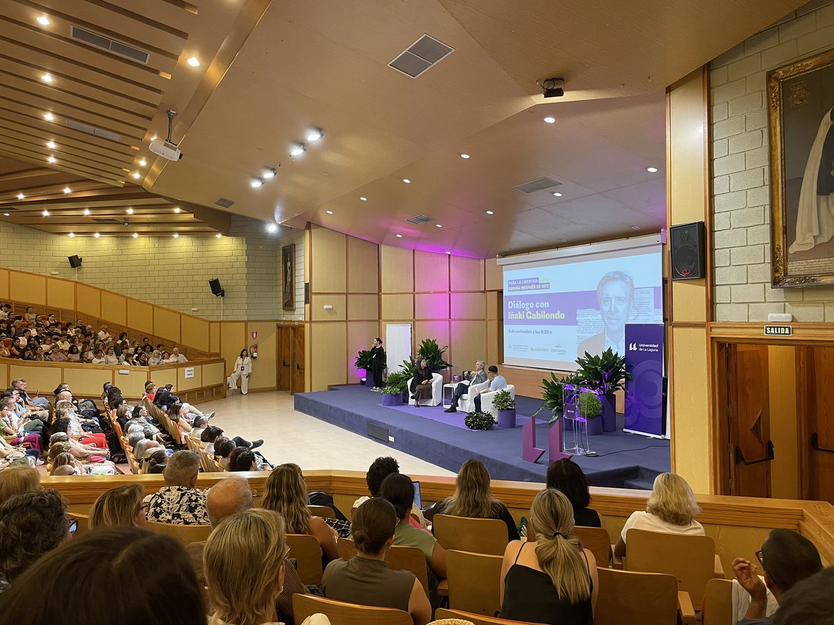 sersiverio's tweet image. En tiempos de reacción en los que pseudoperiodistas de extrema derecha siembran el odio en las universidades, es un orgullo escuchar en la @ULL voces autorizadas como la del gran Iñaki Gabilondo hablando de la conquista de la libertad en España tras la muerte del dictador.