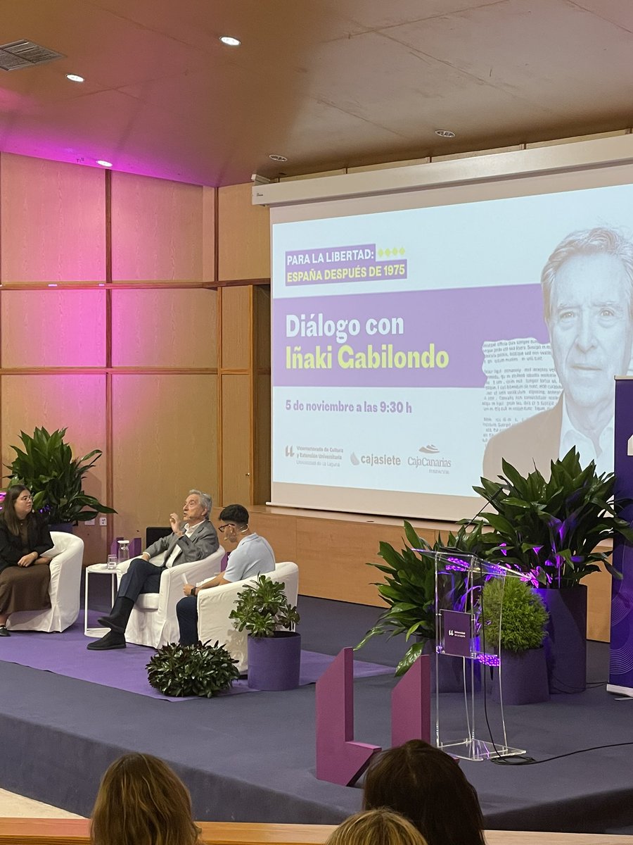 sersiverio's tweet image. En tiempos de reacción en los que pseudoperiodistas de extrema derecha siembran el odio en las universidades, es un orgullo escuchar en la @ULL voces autorizadas como la del gran Iñaki Gabilondo hablando de la conquista de la libertad en España tras la muerte del dictador.
