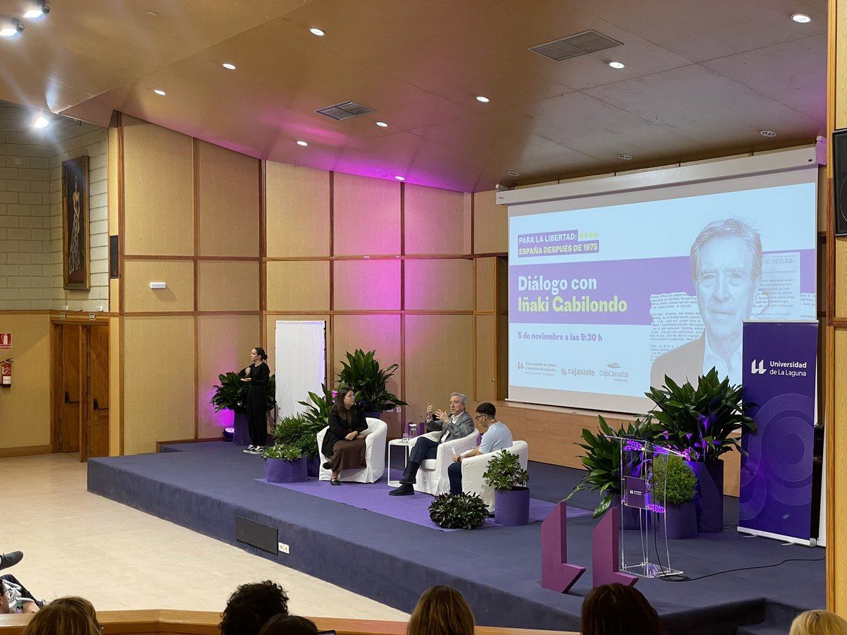 sersiverio's tweet image. En tiempos de reacción en los que pseudoperiodistas de extrema derecha siembran el odio en las universidades, es un orgullo escuchar en la @ULL voces autorizadas como la del gran Iñaki Gabilondo hablando de la conquista de la libertad en España tras la muerte del dictador.