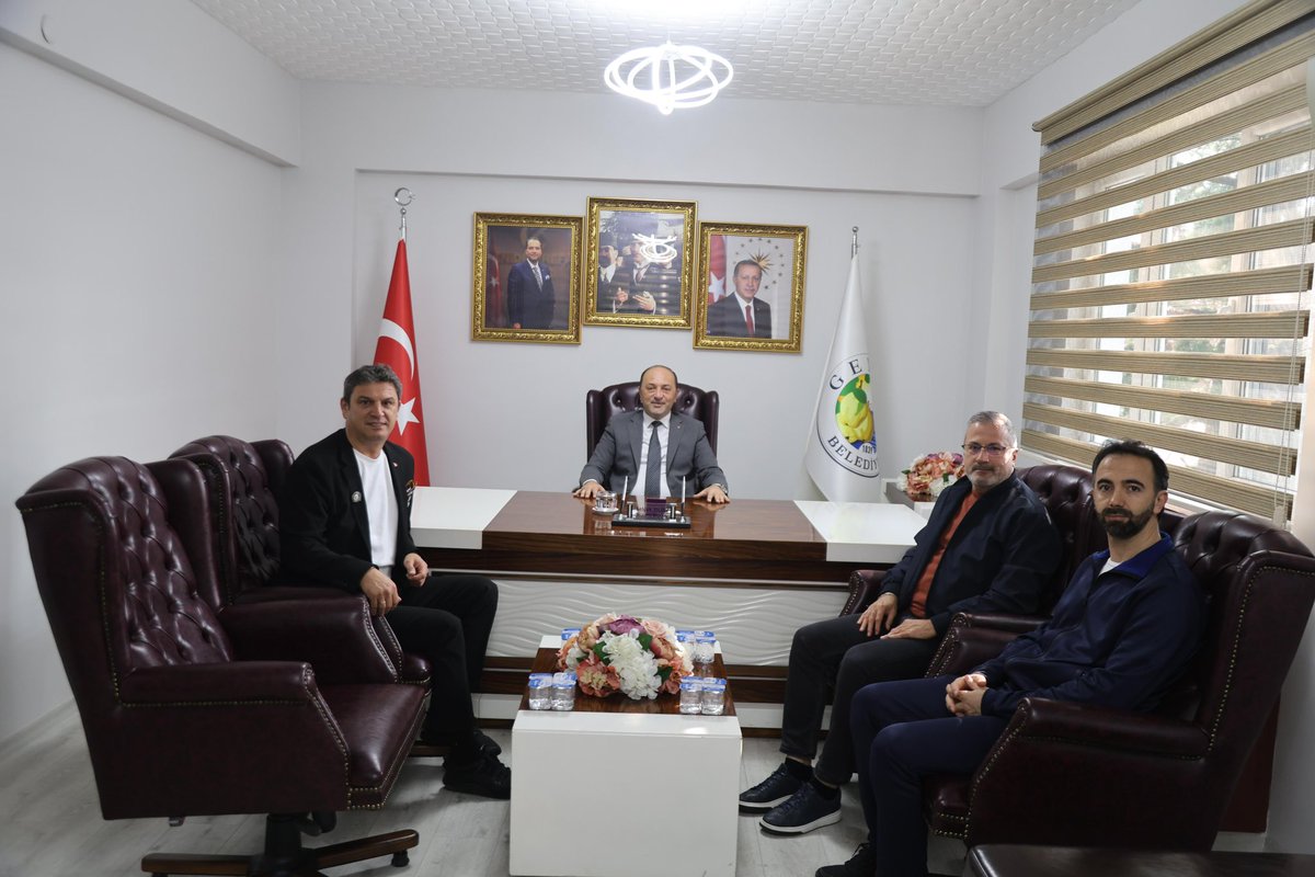 Bu sabah, Geyve Belediye Başkanımız Sayın Selçuk Yıldız’ın misafiri olduk.
ASKF Başkan vekili ve iş insanı Neşet Çakır ile Geyve Belediyesi Spor Koordinatörü Memduh Sakarya ile birlikte gerçekleştirdiğimiz ziyaret sırasında bizleri samimiyetle ağırlayan Başkanımıza teşekkür