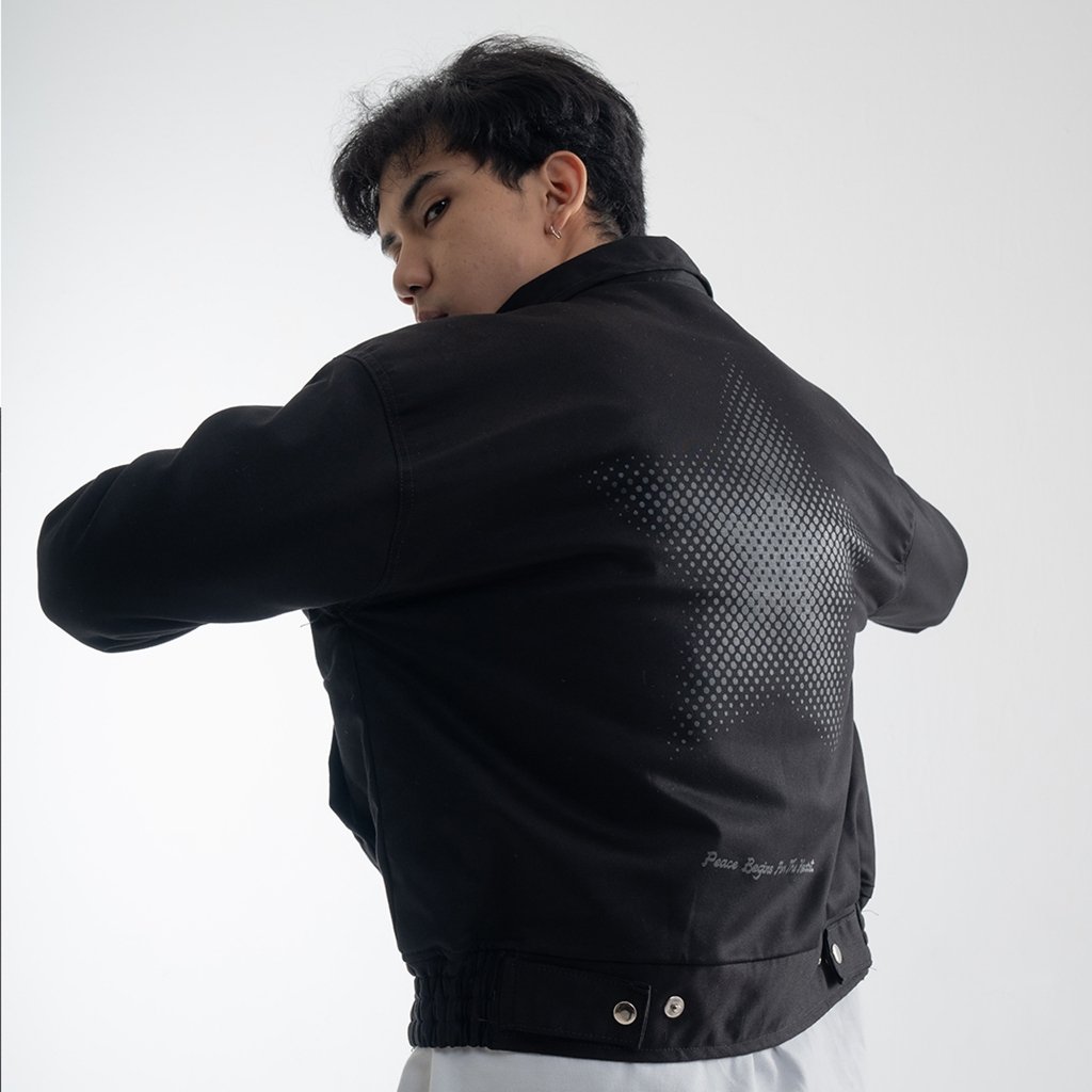 JanissRin's tweet image. Jaket Black Work Jacket Boxy - vibes-nya Korean street style, potongan boxy bikin look kita lebih tegas dan modern.

Link shopee 👇 
🛒s.shopee.co.id/40YSwghrD2

 #WorkJacket #StreetwearIndonesia  #OutfitHarianCowok #OOTDMen #JaketPria #FYP