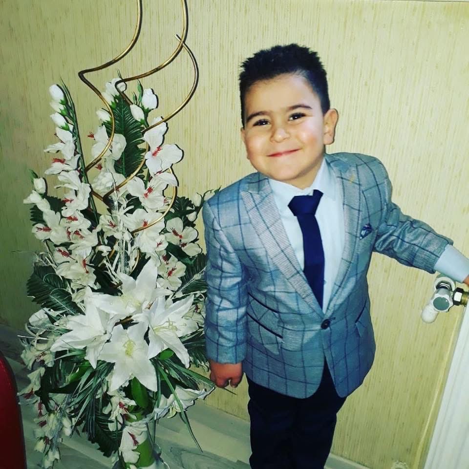 Oğlumun canını alan iblisler olaydan önceki hafta marketten hırsızlık yapmışlar ve aileleri dışarı salmaya devam etmişler.Peki ya katillerden birinin abisi neden cezaevinde babası neden yeni çıkmış?Aile ve sosyal hizmetler neyi bekledi bu zamana kadar ve neyi bekliyorsunuz?