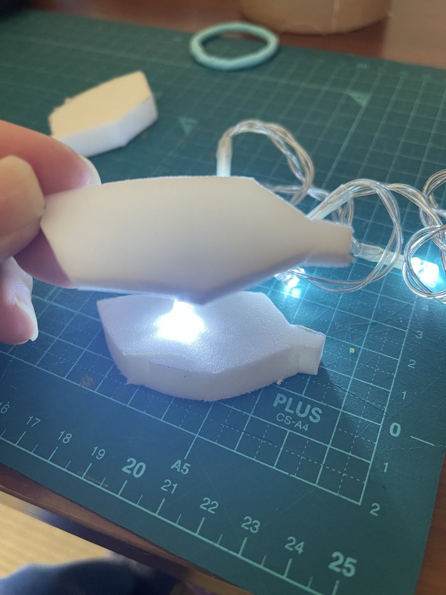 安くコスプレの電飾する方法
そんな偉そうな者ではありませんがワイのしてる電飾です。
ダイソーに売ってるこれが1番使いやすいです、
ライトの色がとても大切で、ホワイトです。
その上に白の5mmのサンペルカで覆うと光が拡散します、その上にプラ板を貼り付けて好きな色に塗るだけです。