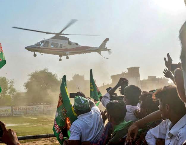 im_subhpatel's tweet image. बिहार चुनाव की कैंपेनिंग में तेजस्वी और तेज प्रताप का
हेलीकॉप्टर आया आमने सामने,
तेज प्रताप - तेजस्वी का हेलिकॉप्टर मत बोलो !
                   उसका नहीं है सिर्फ वो सवारी है!
                   जयचंदवा का गुलाम है तेजस्वी ।
 
अब भाई, भाई न रहा तेज प्रताप यादव पूरे चुनाव में…