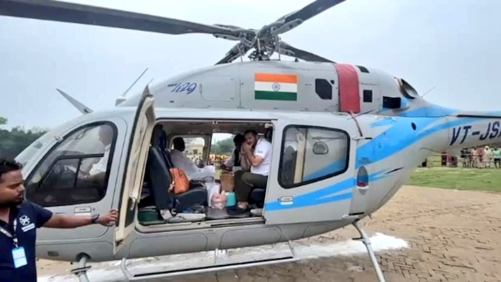 im_subhpatel's tweet image. बिहार चुनाव की कैंपेनिंग में तेजस्वी और तेज प्रताप का
हेलीकॉप्टर आया आमने सामने,
तेज प्रताप - तेजस्वी का हेलिकॉप्टर मत बोलो !
                   उसका नहीं है सिर्फ वो सवारी है!
                   जयचंदवा का गुलाम है तेजस्वी ।
 
अब भाई, भाई न रहा तेज प्रताप यादव पूरे चुनाव में…