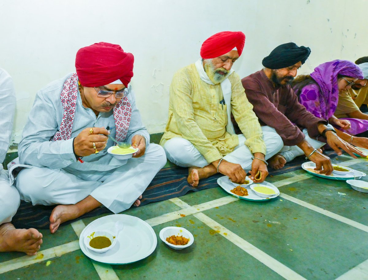 नानक नाम चढ़दी कला,
तेरे भाणे सरबत दा भला।

सिख पंथ के संस्थापक एवं प्रथम गुरु, श्री गुरु नानक देव जी के प्रकाश पर्व पर सांगानेर विधानसभा क्षेत्र स्थित गुरुद्वारा साहिब में मत्था टेककर समस्त प्रदेशवासियों के सुख, समृद्धि एवं खुशहाली की मंगल कामना की। साथ ही संगत के साथ लंगर सेवा