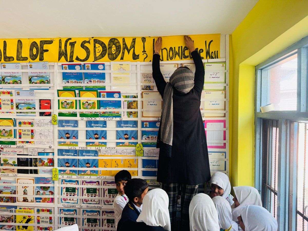 BaramullaCeo's tweet photo. #Vidyanjali5_0 #wallofWisdom, teacher from #AspirationalBlock Singpora Pattan(GMS Gund Qasim) has designed Wall of Wisdom — low-cost racks displaying #ECCE & #FLN books, turning classroom wall into space of imagination and learning.@vidyanjali_edu
@SchoolEdujkut
@mingasherpa https://t.co/qMMmvDLx63