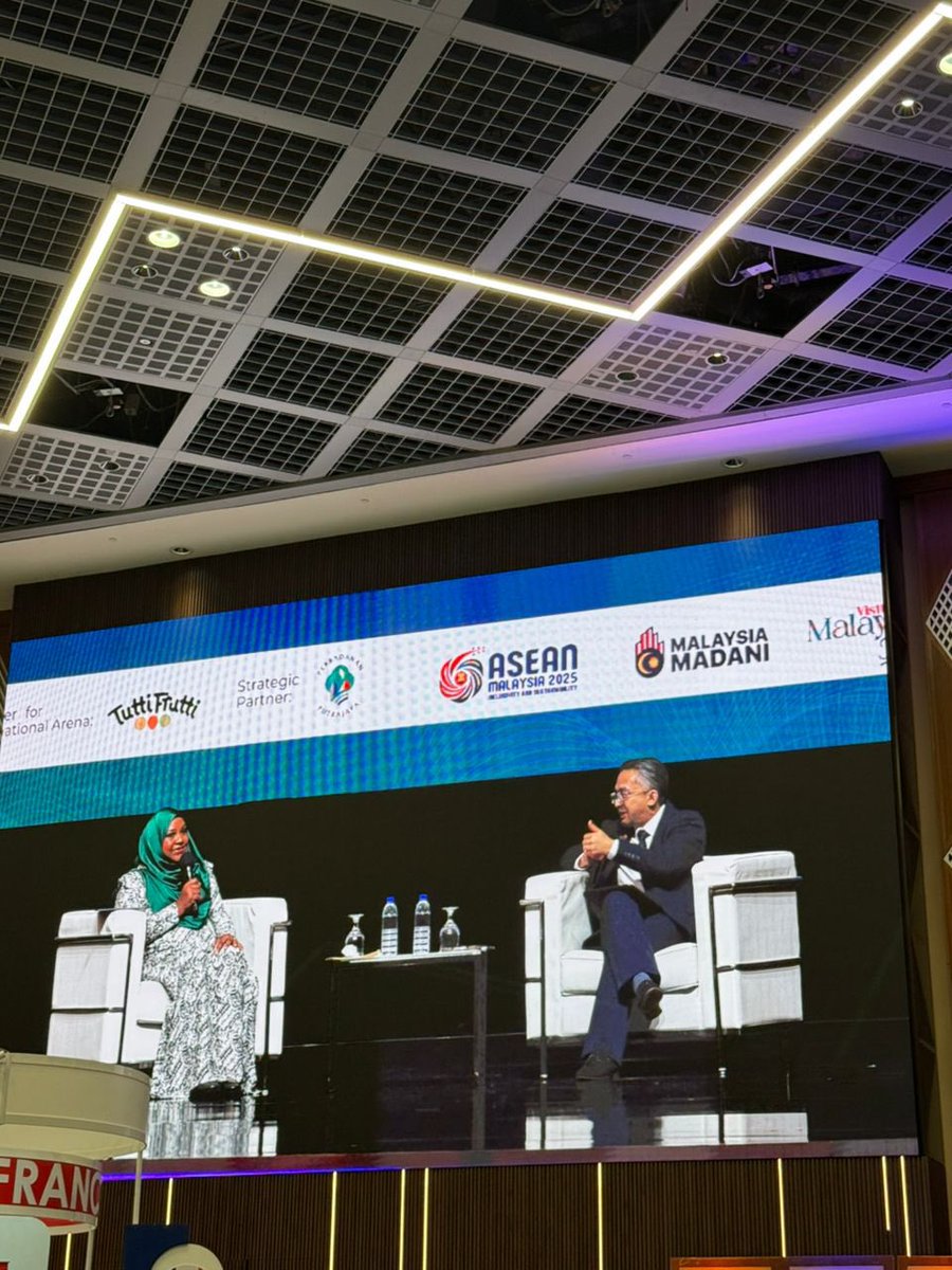 MDVinMalaysia's tweet photo. High Commissioner H.E. Dr. @Mariyam_Shab attended the Dialogue Session with Study in Malaysia Global Alumni, themed “From Malaysia to the World: A Dialogue on Purpose, Innovation & Leadership.” H.E. delivered a speech reflecting on her experience studying in Malaysia and the impact it had on her professional journey, followed by an engaging conversation with the moderator.