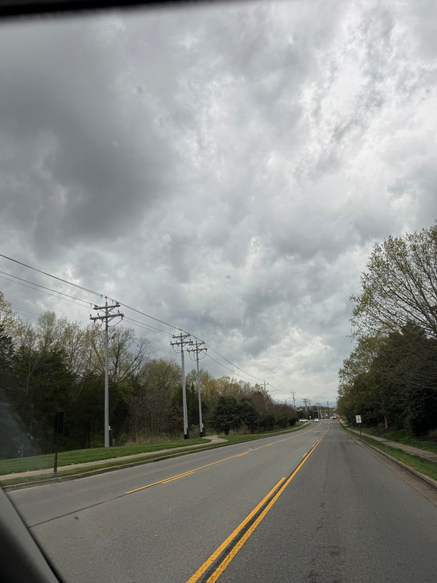 ruby63637's tweet image. Clouds rolling heavy, but the view hits different 💭🖤 There’s beauty even in the storm calm, powerful, and raw 🌧️ Sometimes, the moody skies tell the prettiest stories 🌫️🌙