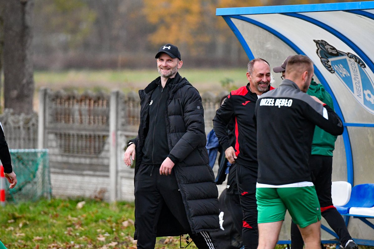 Szkoleniowiec <a href="/BartekIwan8/">Bartek Iwan</a> mecz swojej drużyny - Orzeł Bębło z <a href="/LksNiedzwiedz/">LKS Niedźwiedź</a> oglądał zza ogrodzenia. Po meczu mógł już z drużyną świętować kolejne ważne zwycięstwo w Klasie Okręgowej!