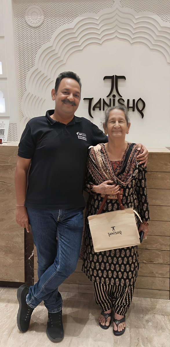 सोने की चमक फीकी है माँ तेरी मुस्कान के आगे, सौभाग्यशाली हूं की तेरे चेहरे पर मुस्कान ला सका 🙏🙏

जन्मदिन की अन्नत शुभकामनाएं माँ 🙏🤗

#Maa