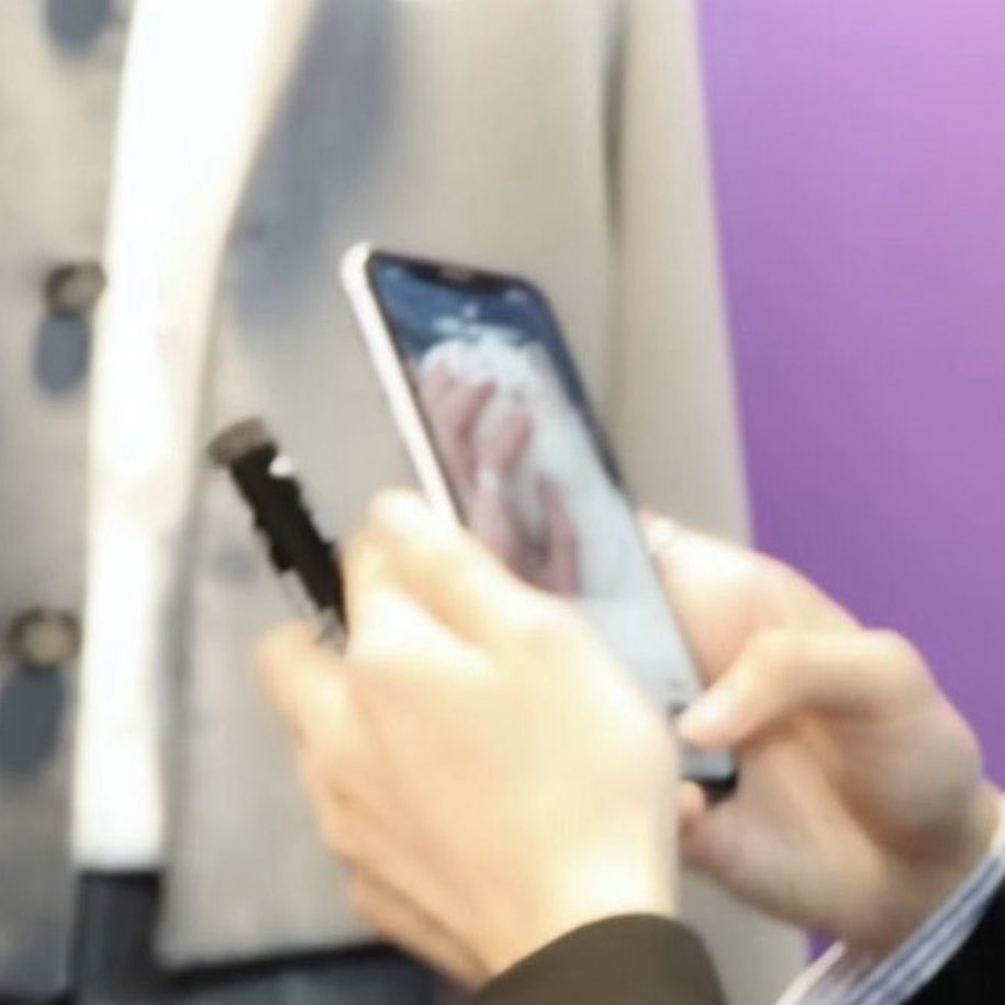 sanghyeon wallpaper is chuchuz how to fly
liyu wallpaper is sanghyeon’s hand and his cat

why did they separate the chuchuz ☹️