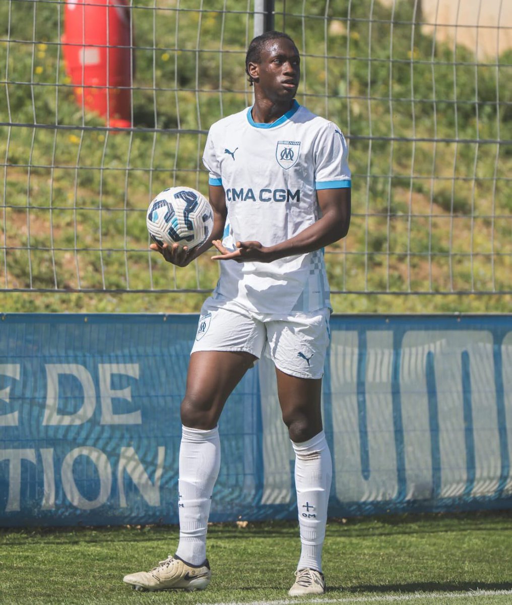 LaMinuteOM_'s tweet photo. 🔵⚪️ Premières dans le groupe pro pour Rayan Ouro, Mathis Clément et Ange Lago ! 🆕

Les deux premiers font partie de la génération, qui a gagné la Gambardella en 2024 et s'entraînent souvent avec les pros. 💪

Attaquant de 20 ans, Lago est arrivé en janvier 2023 à l'OM. Formé en Côte d'Ivoire, il joue régulièrement avec la Pro 2 du club. 👀

#TeamOM #OMAtalanta