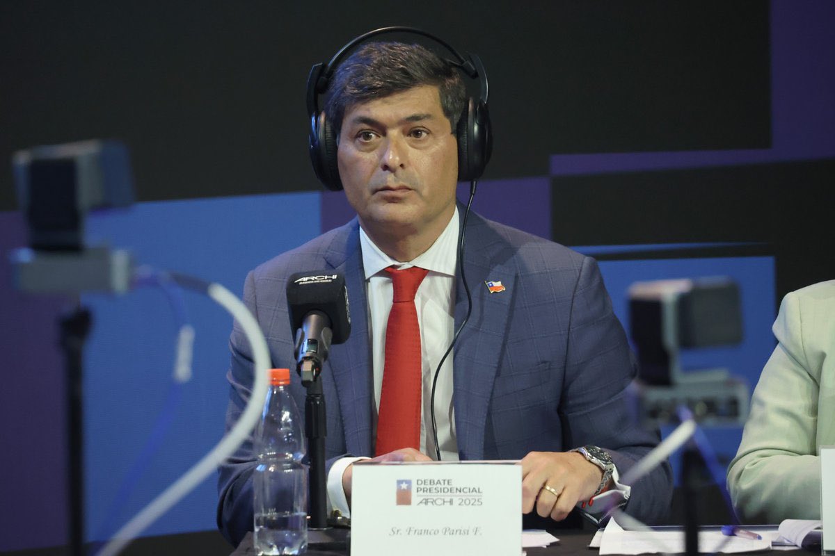 conchesumemes_c's tweet photo. Este señor fue el verdadero ganador del debate, con ideas claras proponiendo soluciones para la gente!!

Los demás solo se dedicaron a pelear entre Pinochet y Allende!!!

#Parisi2026 

#DebatePresidencial 
#DebateArchi2025
#despiertaconchv 
Punta Peuco https://t.co/8pHedZLh1x