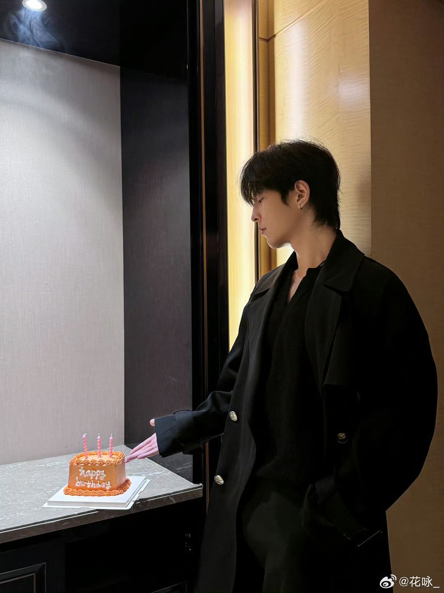 0rangeFair's tweet photo. 251105 Hua Yong's weibo

Celebrating birthday with Mr. Sheng (๑>◡<๑)🎂

#DesireTheSeries #ABODesire  #HuaYong #ShengShaoyou 
#XingQiu #XYQQJ #EliotHuang #KipukaQiu #HuangXing #QiuDingjie #黄星 #邱鼎杰 https://t.co/mqfEEAtbte