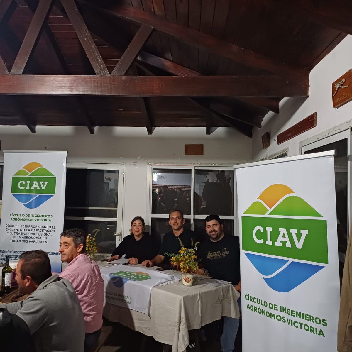 circuloingvic's tweet photo. Asamblea Anual CIAV
Nos volvimos a encontrar con más de 30 socios para poner todo al día y también para compartir un gran asado
Gracias a todos los que vinieron y siguen haciendo del CIAV mucho más que una institución ¡un gran grupo de amigos con olor a campo y asado! 🐄🌱

#CIAV https://t.co/3Oi3b4CnS0