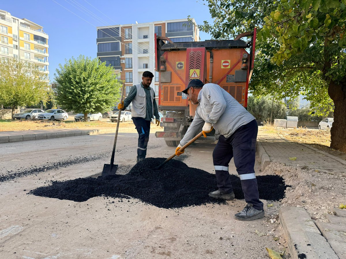 🚧 Cumhuriyet Mahallemizde, altyapı çalışmaları nedeniyle zarar gören 25115 ve 25116 nolu sokak Fen İşleri Müdürlüğü ekiplerimiz tarafından titizlikle onarılıyor. 

👷🏻Asfalt yama ve yenileme çalışmalarımızı aralıksız sürdürüyor, daha güvenli ve konforlu bir Adıyaman için var