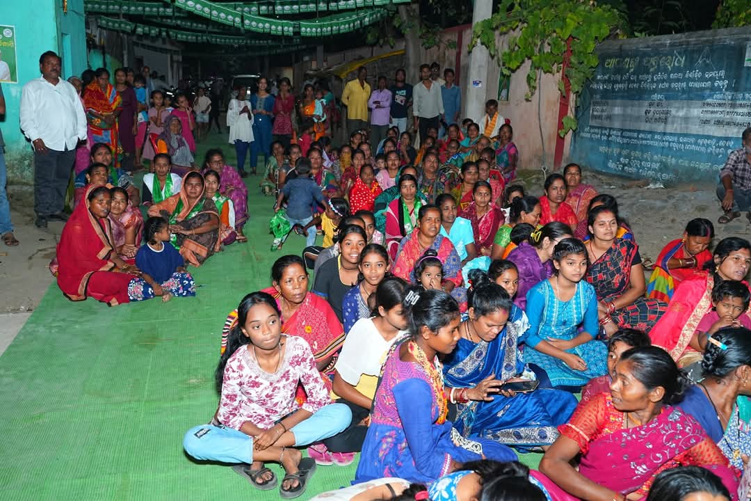 ନୂଆପଡ଼ା ୱାର୍ଡ ନମ୍ବର ୧୦ ରେ ଆମ ଦଳର ପ୍ରାର୍ଥୀନୀ ସ୍ନେହାଙ୍ଗିନୀ ଛୁରିଆ ଙ୍କ ପାଇଁ ବିଜୁ ଜନତା ଦଳର ନେତୃମଣ୍ଡଳୀଙ୍କ  ସହ ପ୍ରଚାର କରି ଭୋଟ ଦେବା ପାଇଁ ନିବେଦନ କଲି ।
#nuapada4bjd 
#nuapadabyelection 
#snehanginichhuria