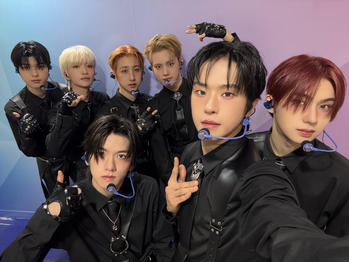 [📸] 
 
251105 MBC M 쇼! 챔피언 종료 

오늘은 올블랙 뉴비트🖤
뉴로 응원덕에 두 번째 무대도 뒤집어 놓으셨다…
이제부터가 시작이라구👊

#LOUDERTHANEVER #라우더댄에버
#NEWBEAT #NBT #뉴비트
#LookSoGood #룩소굿