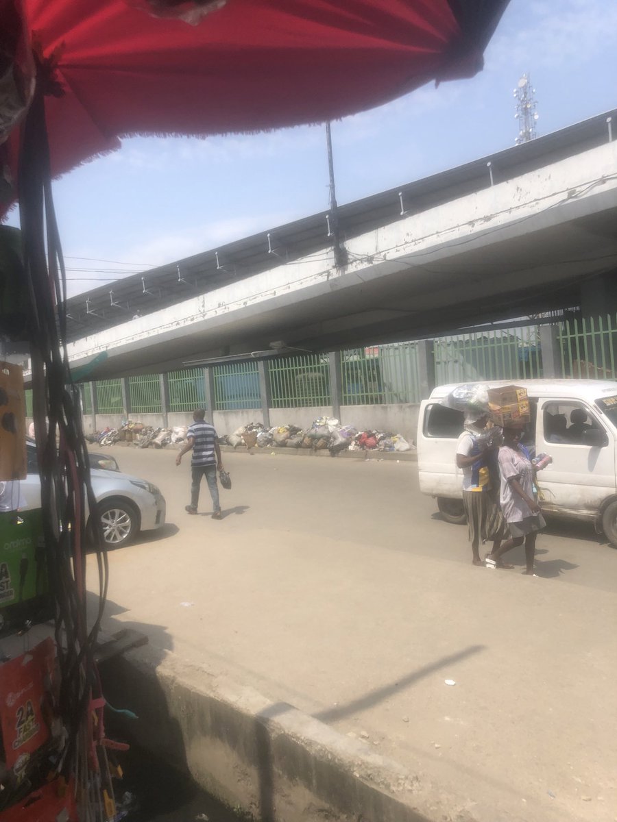 frankwalex2's tweet photo. @tokunbo_wahab Mr wahab this obalende near brt is worst this garbage is here more than 1 week let lawma team pick like 3 people as a scapegoat so others people no have courage to drop garbage on the road side again https://t.co/DXhjxTmEpr