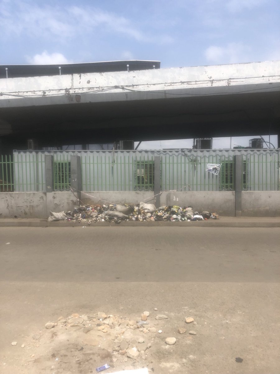 frankwalex2's tweet photo. @tokunbo_wahab Mr wahab this obalende near brt is worst this garbage is here more than 1 week let lawma team pick like 3 people as a scapegoat so others people no have courage to drop garbage on the road side again https://t.co/DXhjxTmEpr