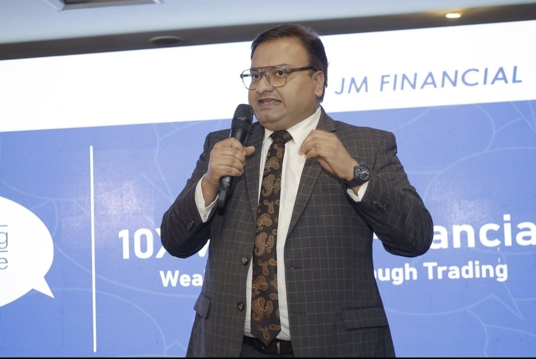 The Moment Every Trader Evolves

There’s a quiet shift that happens in every trader’s journey.
It’s not dramatic — no movie moment — just a silent click inside your mind.

You stop fighting the market.
You stop forcing trades.
You stop expecting control.

Instead, you observe