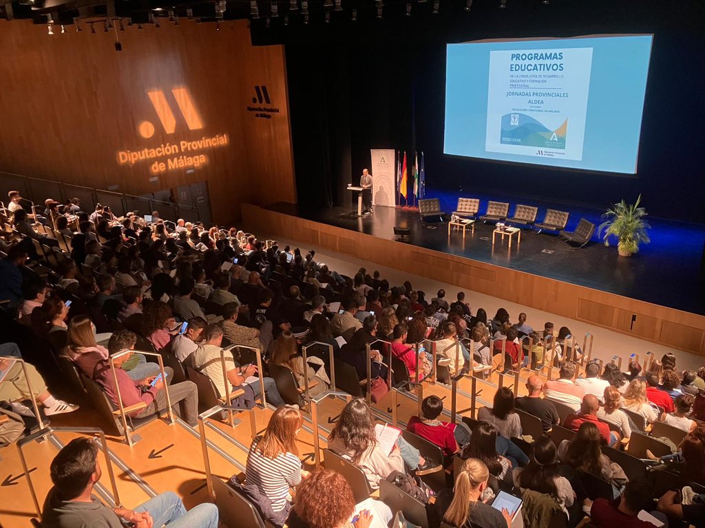 educacionmlg's tweet image. El DT de @EducaAnd, @Miguel_Briones_ , ha presentado las Jornadas Provinciales #ALDEA en el Auditorio Edgar Neville de @diputacionMLG, con la participación de 287 centros #educativos. El programa pretende promover el desarrollo de iniciativas de educación #ambiental.