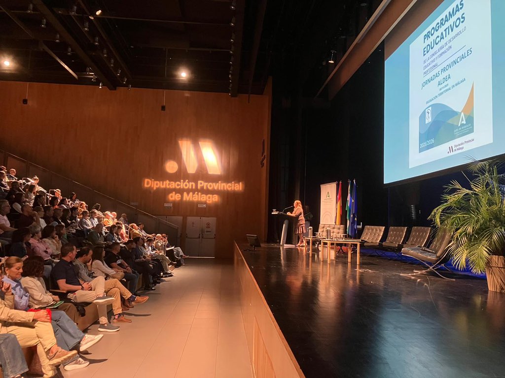 educacionmlg's tweet image. El DT de @EducaAnd, @Miguel_Briones_ , ha presentado las Jornadas Provinciales #ALDEA en el Auditorio Edgar Neville de @diputacionMLG, con la participación de 287 centros #educativos. El programa pretende promover el desarrollo de iniciativas de educación #ambiental.