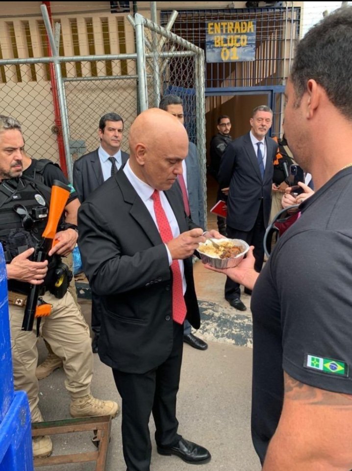 Papuda subiu no Twitter porque ontem Alexandre de Moraes vistoriou a cela que vai receber Jair Bolsonaro e fez questão de provar a alimentação que será oferecida ao réu, depois de realizar a vistoria, o ministro do supremo garantiu que tudo é de boa qualidade.