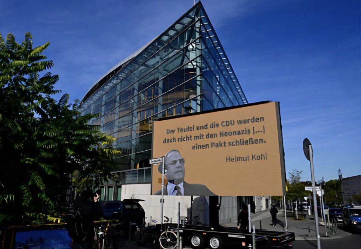 DEFINITION, RECHTSRADIKALER: "Jeder Patriot, der glaubt es gibt nur zwei Geschlechter, der für Frieden und gegen Krieg ist, daß die Klimapolitik durch Umwelschutz ersetzen werden sollte und sich für Meinungsfreiheit einsetzt, und zu guter Letzt der Meinung ist, daß die Korruption