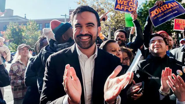Zohran Mamdani ha ganado las elecciones en NY contra todo el establishment demócrata y republicano, defendiendo a los migrantes y con medidas como congelar los alquileres, supermercados municipales o guarderías gratuitas. En tiempos de reacción toca ser valientes, no tibios.