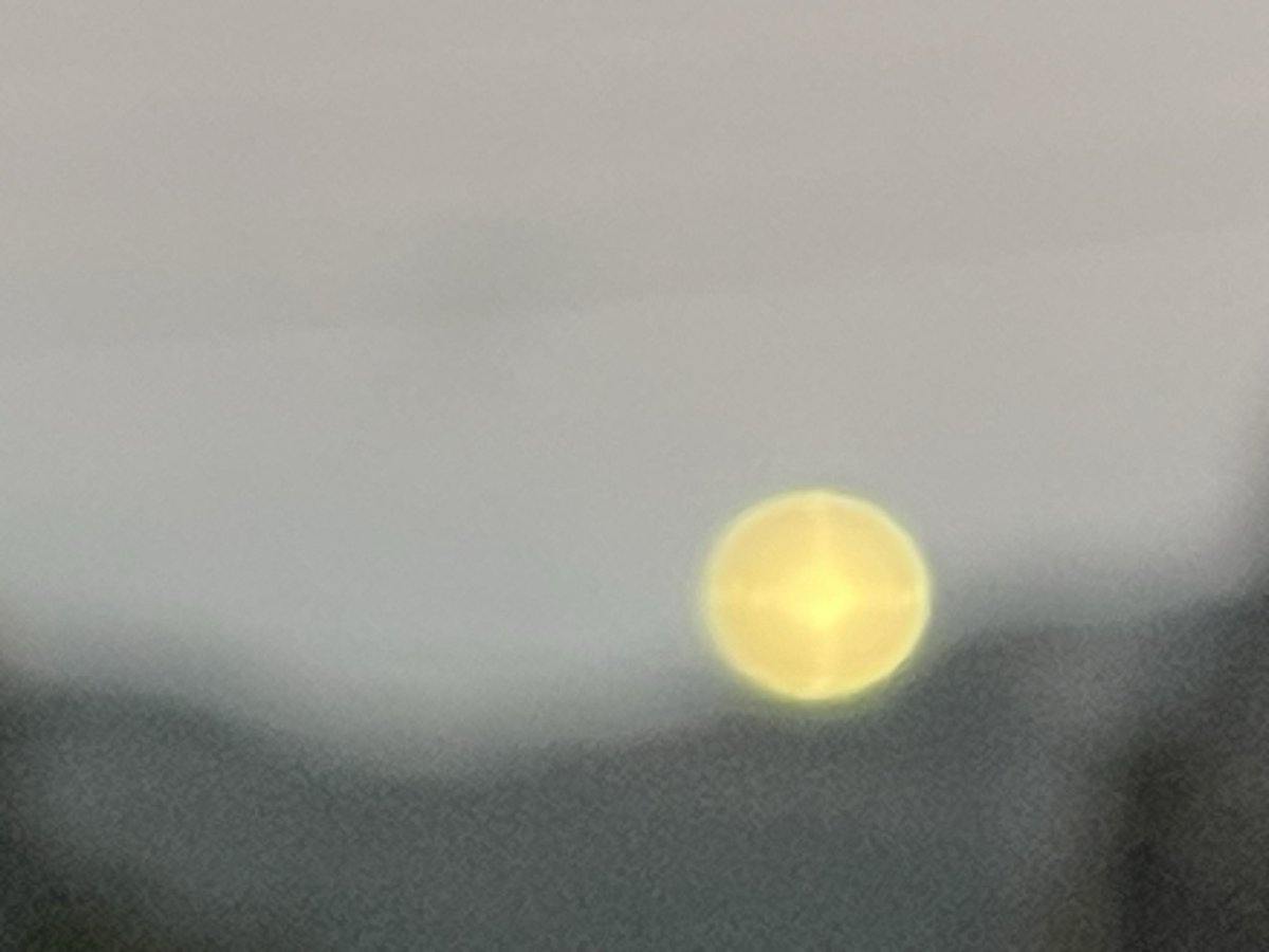 👧：「那是假月亮嗎？」

我：「好可愛噢！看起來就像要沿著山滾下來了」

結果放大之後拍下來就變成這樣了😆😆😆

👧：「照片拍不出他真實的樣子」

那光澤飽滿的樣子完全拍不下來啊