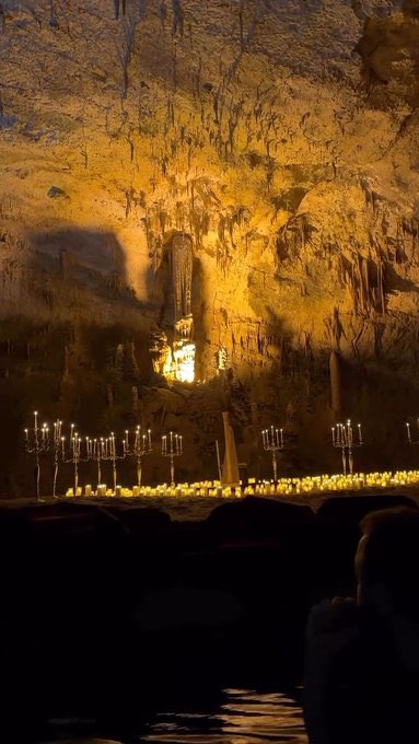 العرس ب‍ـ جعيتا مش حدث… هو فضيحة وعي…
لما نسمح بتحويل مغارة عمرها ملايين السنين لصالة عرض، منكون عم نطفي آخر شمعة احترام بهالبلد.
يلي سمح، ويلي صمت، شركاء بجريمة ضد الذاكرة والهوية.

#جعيتا #لبنان #انحطاط_جمالي