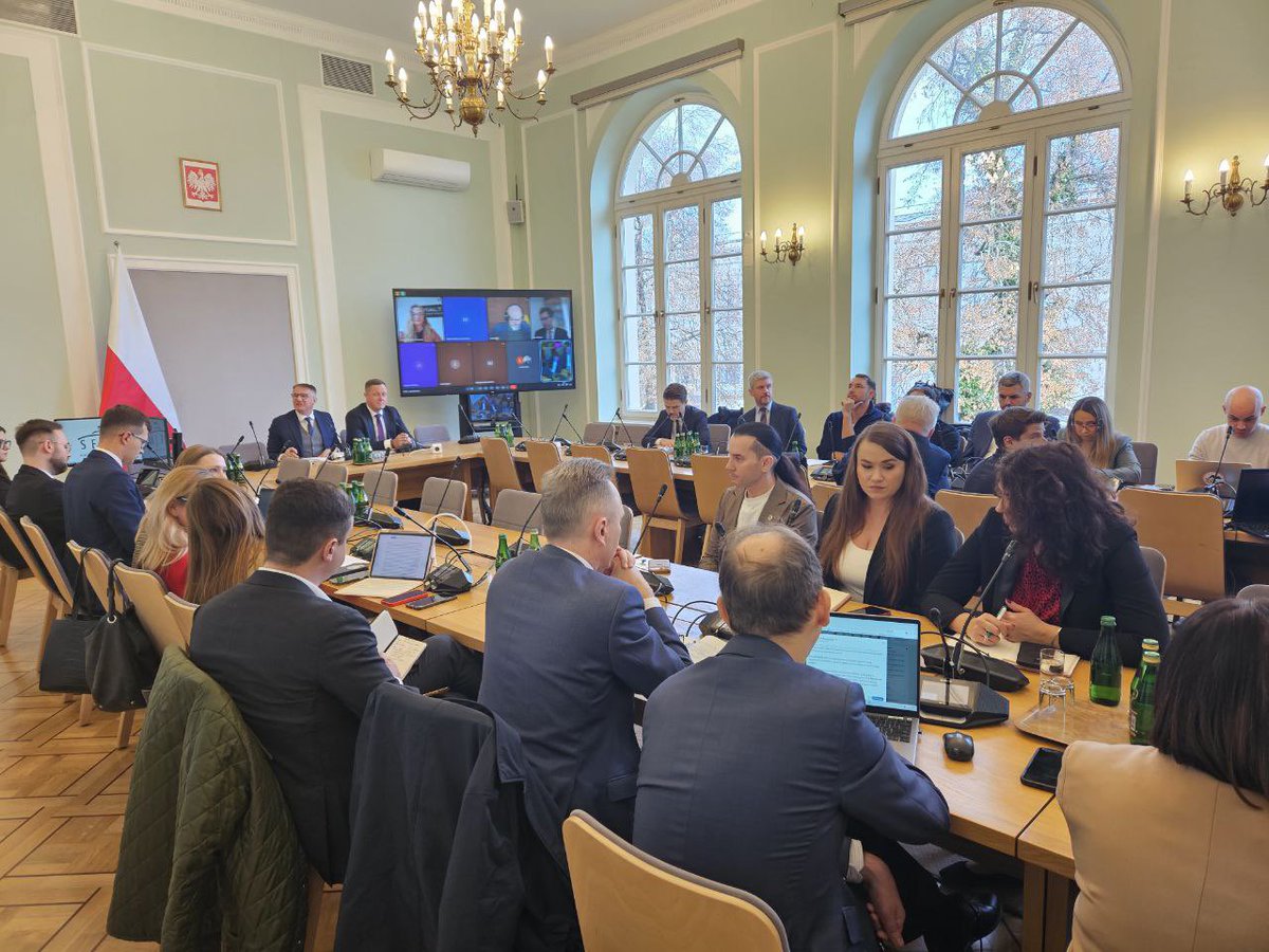 Trwa posiedzenie Zespołu Parlamentarnego ds. Wolnego Rynku, któremu przewodniczy <a href="/Wipler1978/">Przemysław Wipler</a>. Na spotkaniu obecni są przedstawiciele ministerstw, przedsiębiorcy, organizacje branżowe oraz reprezentanci strony społecznej. Tematem rozmów jest rządowy projekt nowelizacji ustawy o