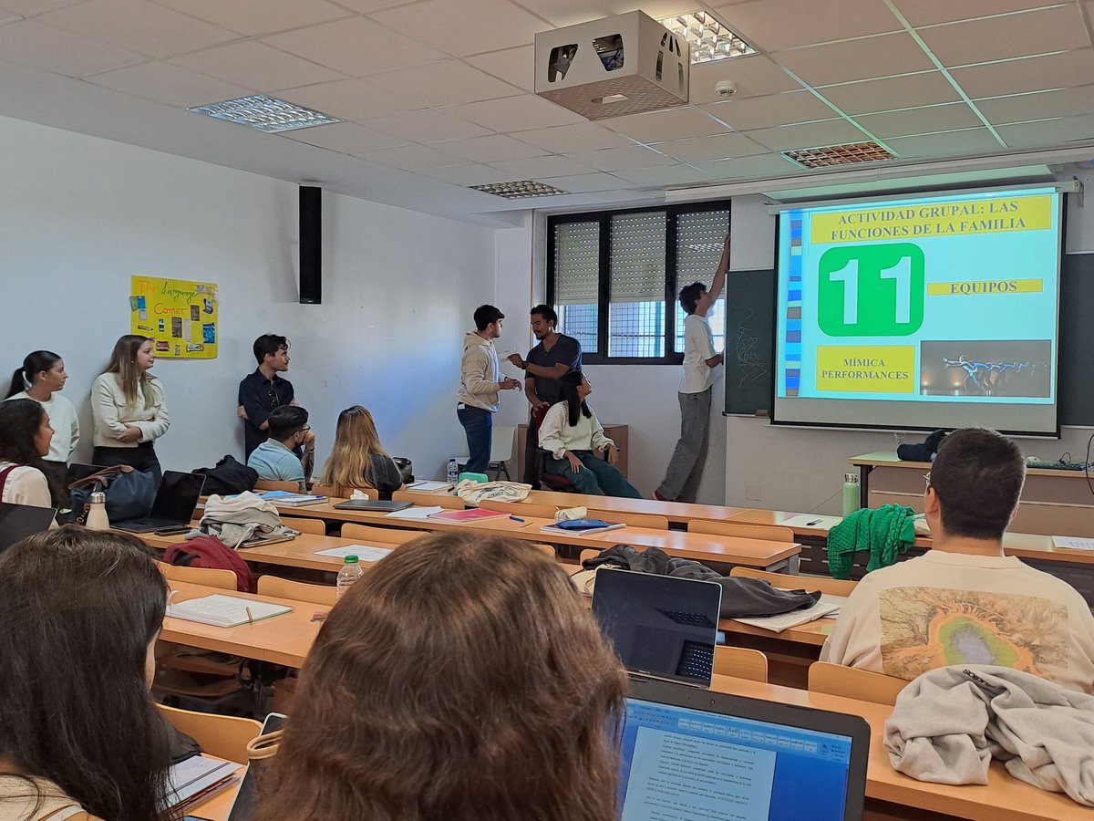 PablolvarezDom1's tweet photo. Mis estudiantes del Máster en Educación Secundaria (MAES-US), futuros profesores, prometen a nivel pedagógico y creativo. 
En clase aprendemos las funciones de la institución familiar en la sociedad actual a través de performances y mímica. Pensamos, representamos y desciframos. https://t.co/erZtUgeoPt