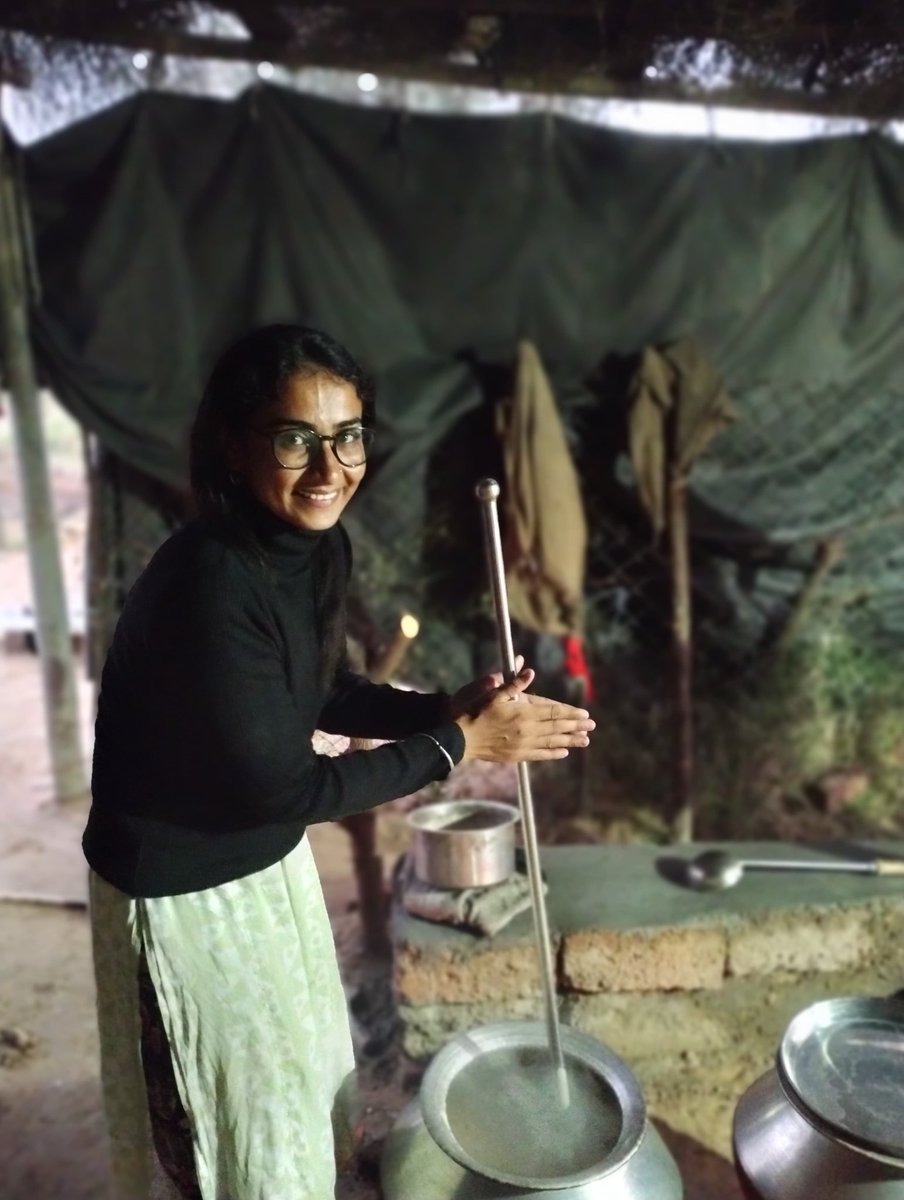आज तो भैंसिया गे बाड़े में ... मक्की का दलिया बनाते हुए.... भैंसों को मक्का खिलाने से दूध बहुत मीठा होता है...इसलिए मेरी माता जी गाय और भैंसों को मक्का का दलिया वो लापसी के जैसा तैयार करके देती है....!

सोचा यह ज्ञान आप तक पहुंचा देती हूं।।