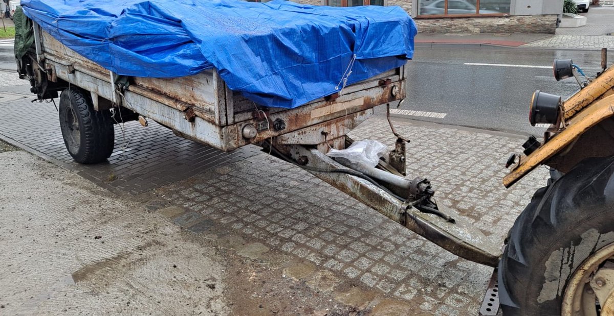 🚜Bez hamulców, ale za to z ładunkiem węgla, ruszył w trasę. Policjanci przerwali niebezpieczną podróż

🚜"Rozrzutnik" wypełniony węglem, a hamulców …brak. Policjanci przerwali niebezpieczną jazdę 75-latka, który poruszał się niesprawnym technicznie pojazdem przez teren