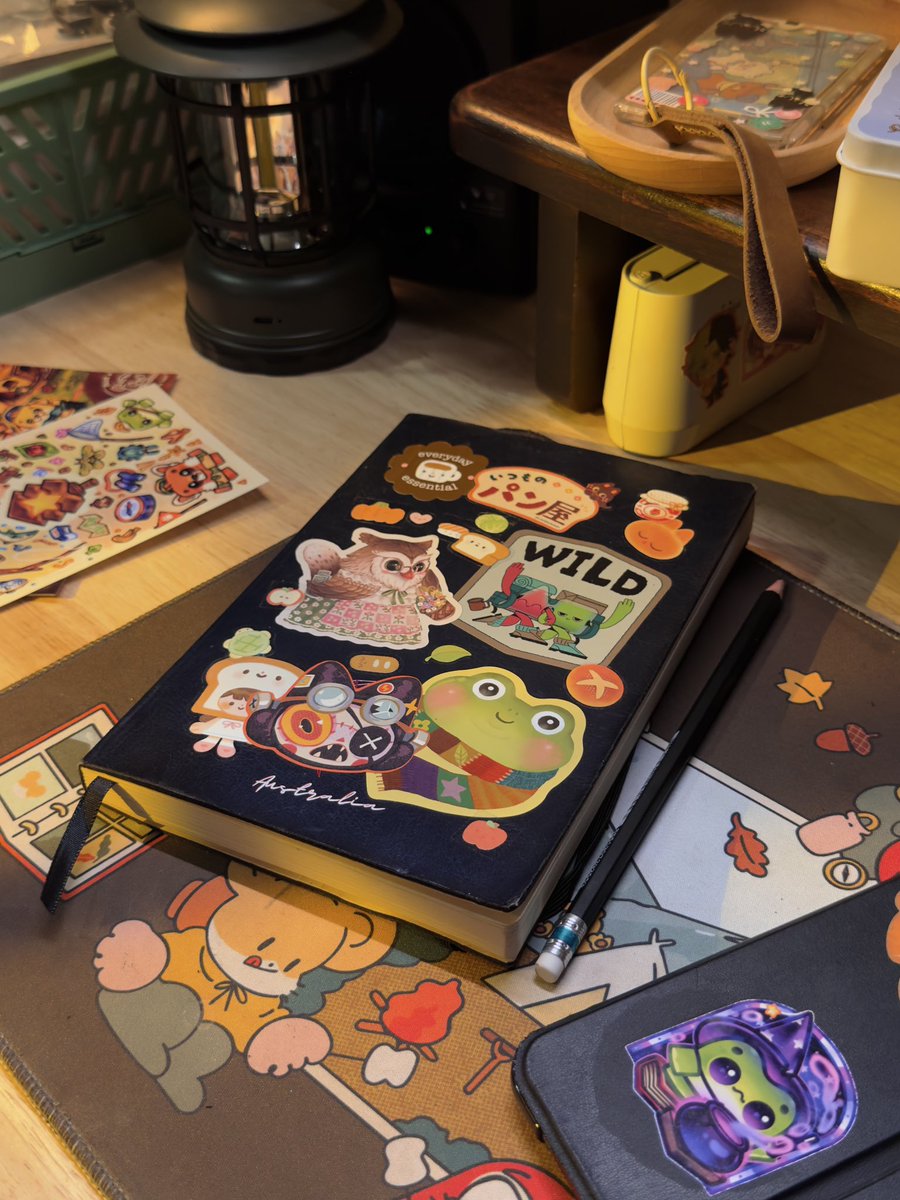 starfalls_camp's tweet image. My comfort space .☘︎ ݁˖
นั่งตรงนี่ทีไรสบายใจทุกที 🍂 

#desk #desksetup #myspace #cozy #mood #aesthetic #keyboard #computer #ipad #art