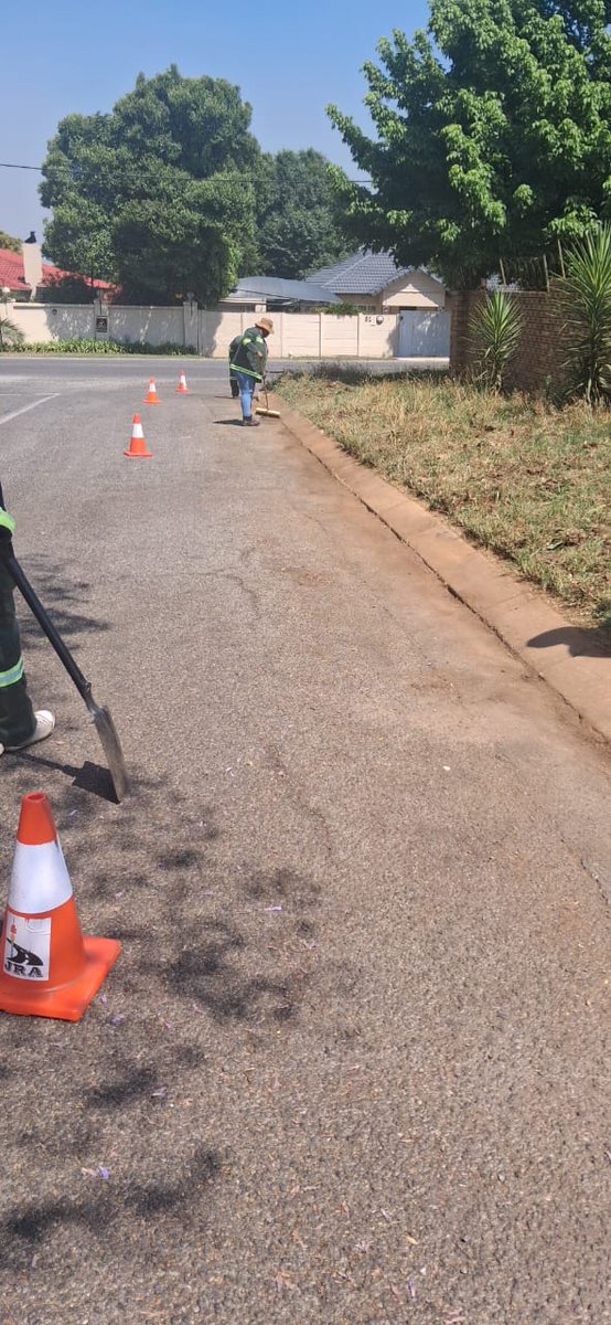Team AFSU hard at work skoffeling at the corner of Petlands and Barkston Drive, Blairgowrie — keeping Ward 99 clean and well-maintained. <a href="/CityofJoburgZA/">City of Joburg</a> <a href="/CRUM_CoJ/">Citizen Relationship & Urban Management</a> <a href="/DadaMorero/">Executive Mayor of the City Of Joburg</a> #JoburgReimagined