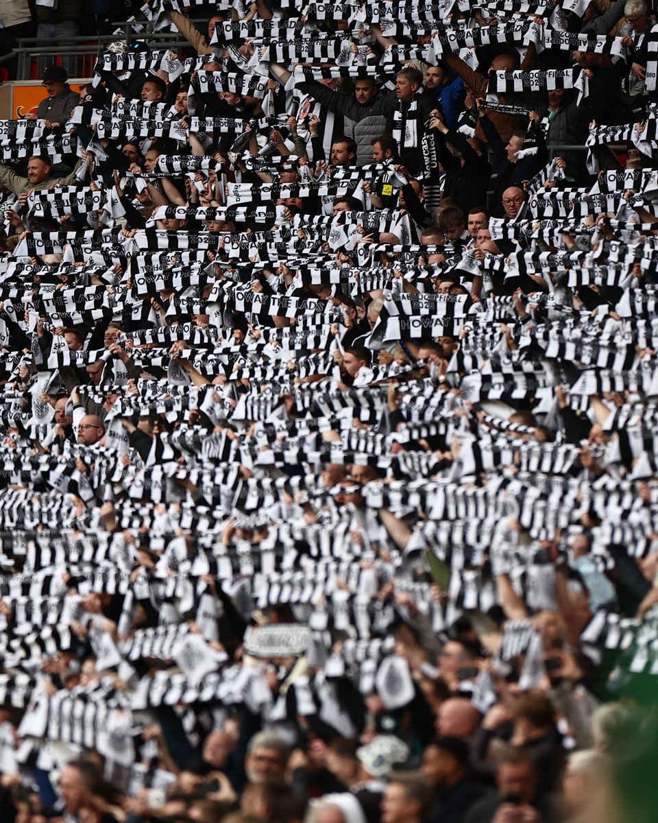 NUFC's tweet image. Bring your scarf to St. James' Park this evening! 🧣🖤🤍